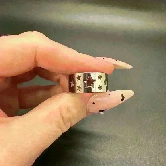 Star Cut Out Ring ✨ - Picture 2 of 2